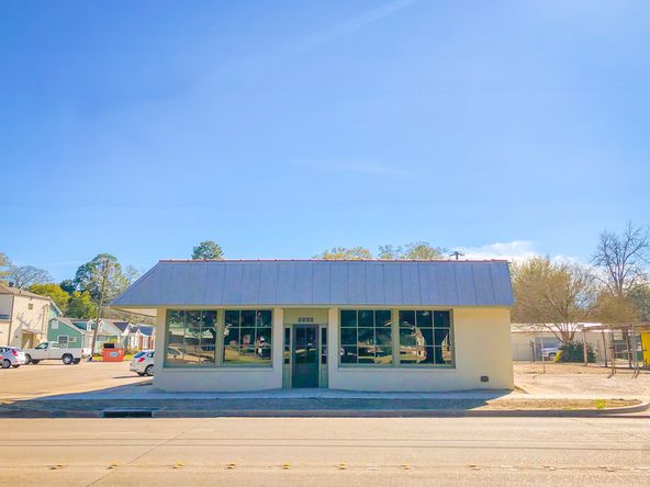 Unique Corner Building on Government Street in Mid City: 2882 Government St, Baton Rouge, LA 70806